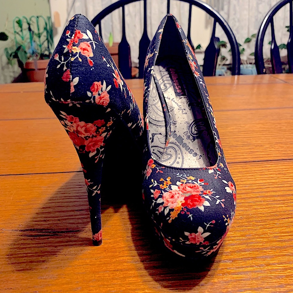 Dollhouse platform heels floral pattern NWOT